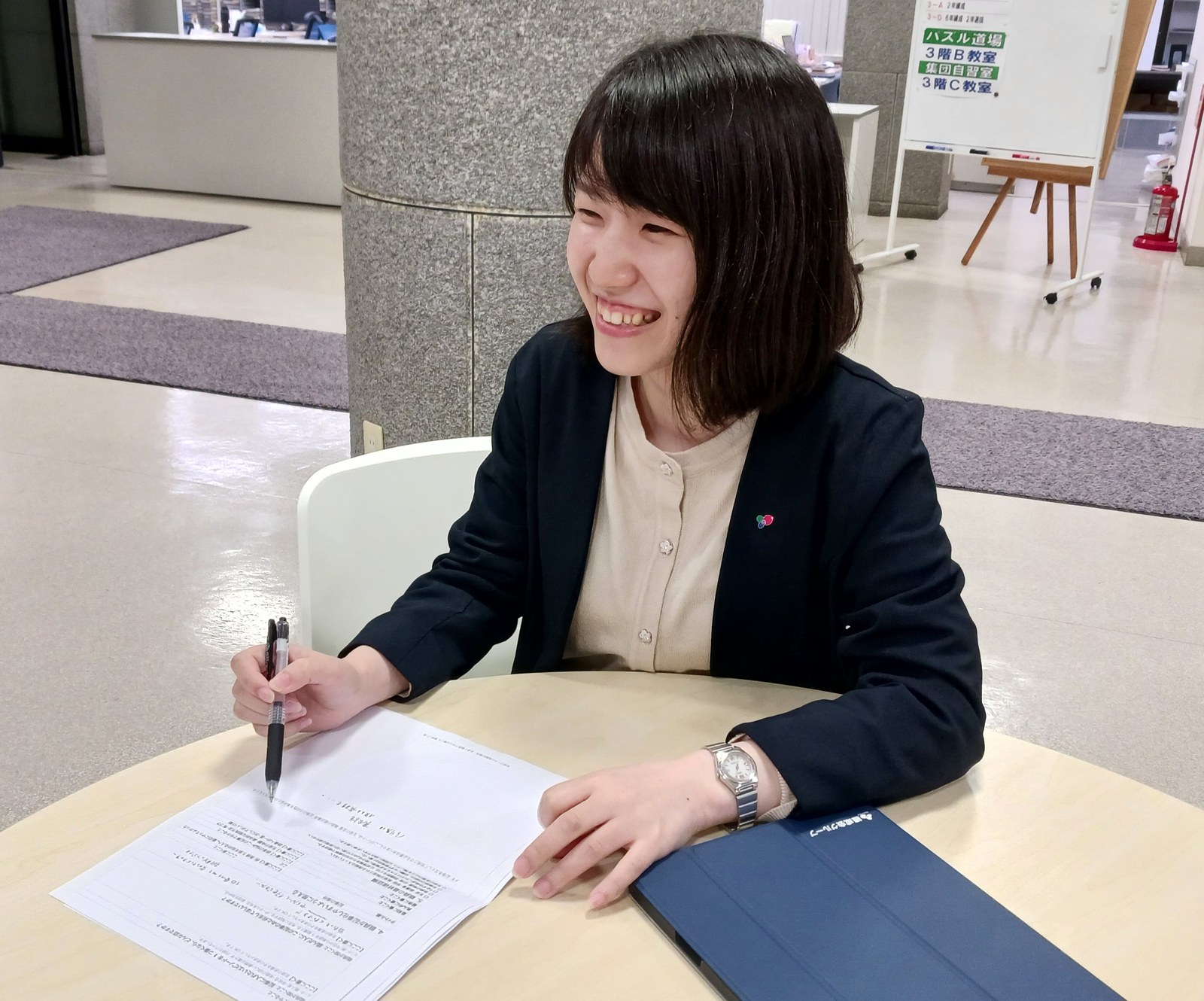 細川先生が教室で学習メモを見ながら話を聞いている写真