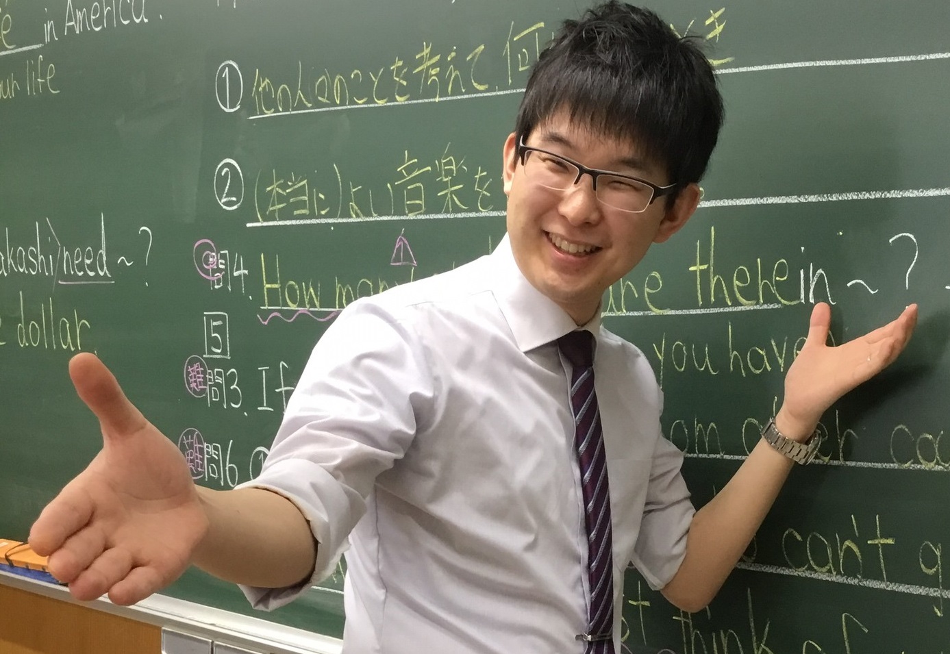 黒板の前で英語学習について話す和田先生